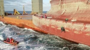 Más manifestantes de Greenpeace abordan buque de carga pesada que transportaba FPSO