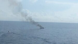 Navegantes rescatados del agua mientras el humo del incendio del barco atrae a los barcos que pasan