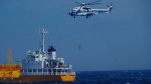 La tripulación de un petrolero rescata a un nadador desaparecido que estuvo a la deriva durante 36 horas