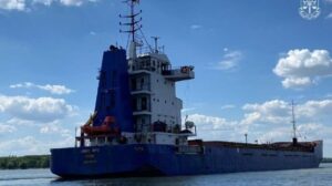 Ucrania captura un carguero y detiene a su capitán por saquear grano de Crimea