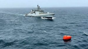 La Armada india rescata a nueve tripulantes de un petrolero que naufragó frente a Omán