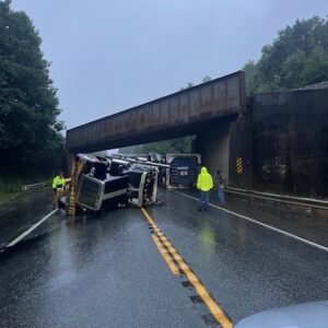 Choque de camión y pala de turbina eólica contra puente cierra parte de la Ruta 1 en Maine