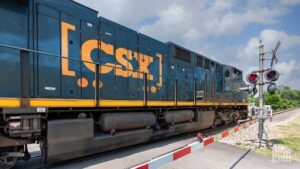 CSX ve un ligero aumento de ingresos y siente los impactos de los huracanes