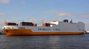 Grimaldi Conro Drifting en el Canal de la Mancha después de que se extingue el fuego