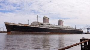 Liner SS Estados Unidos completa el «último viaje», llegando al móvil